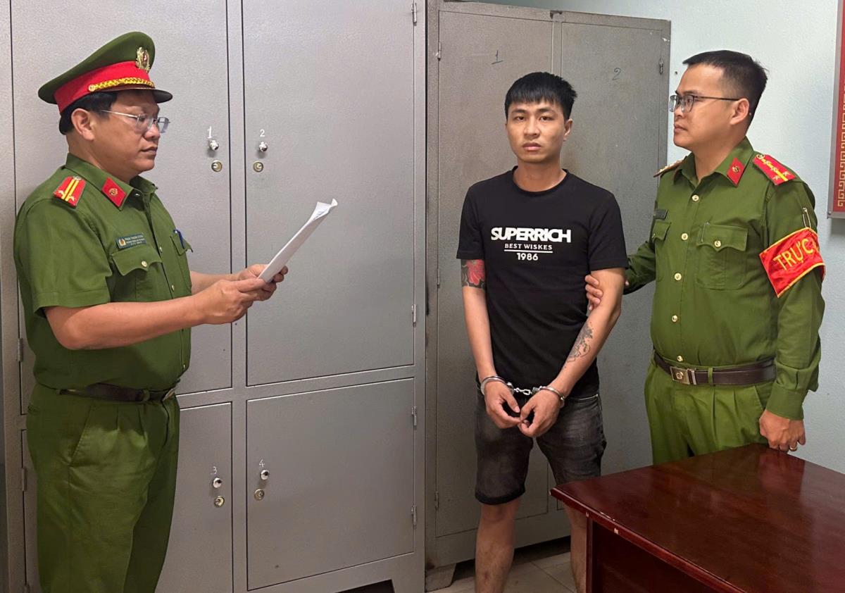 Đối tượng Thiện (đứng giữa) bị cơ quan Công an bắt giữ.