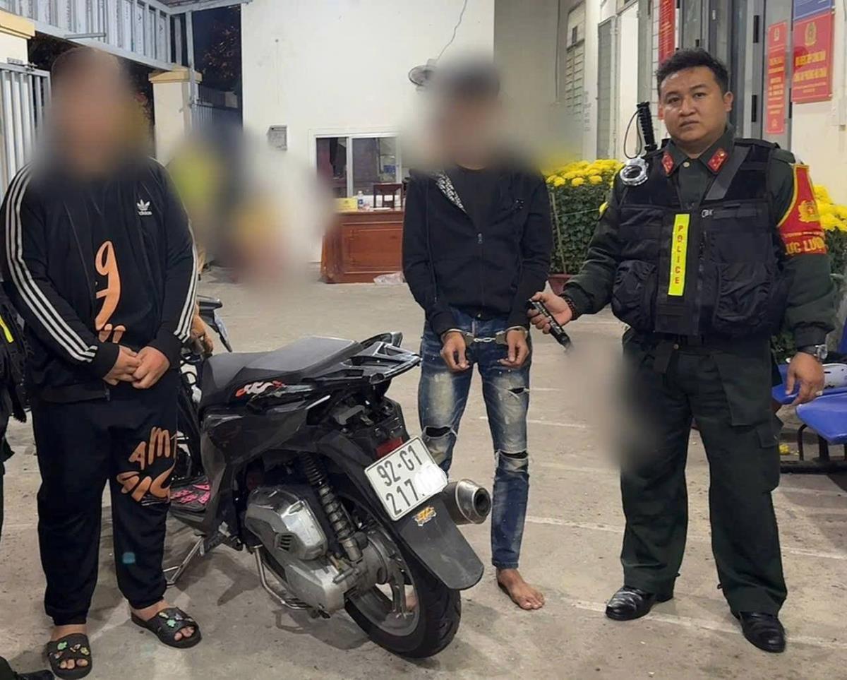 Hai nam thanh niên bị Tổ C1-911 tạm giữ.