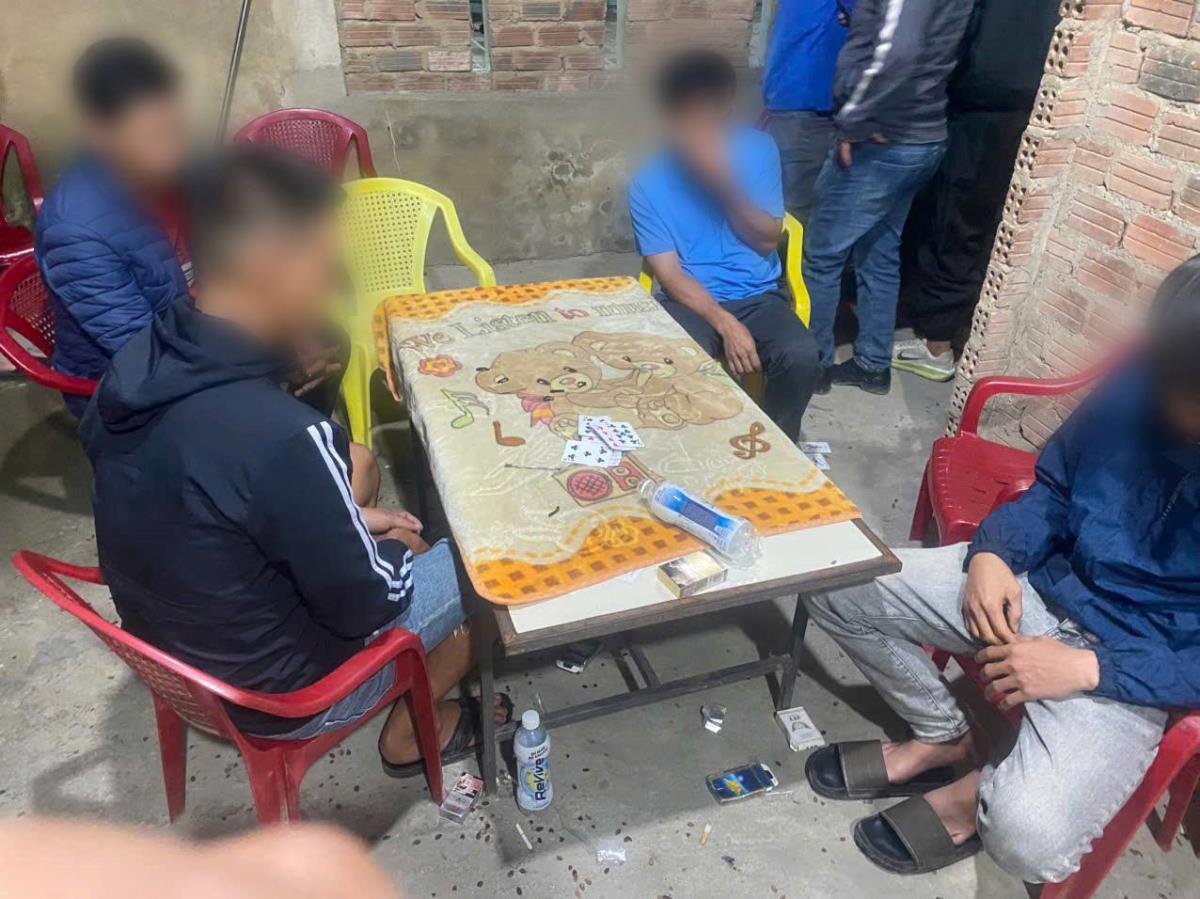 1 trong 2 sòng bạc bị bắt quả tang.