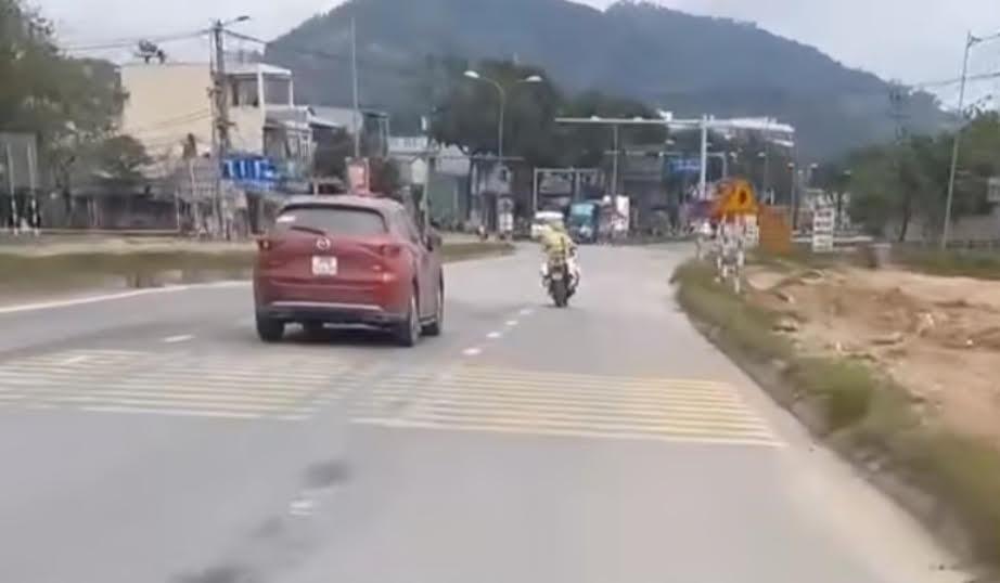 Lực lượng CSGT dẫn đường hỗ trợ đưa người dân đi cấp cứu.