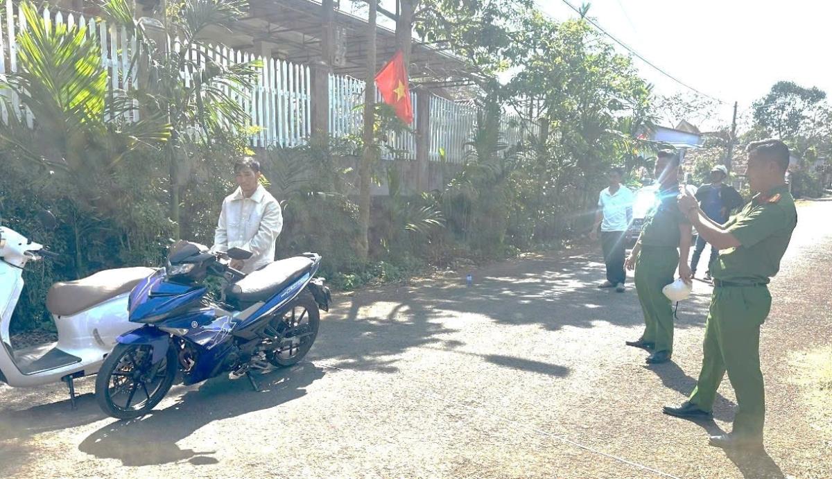 Đối tượng Minh (bìa trái) tại hiện trường vụ cướp giật.