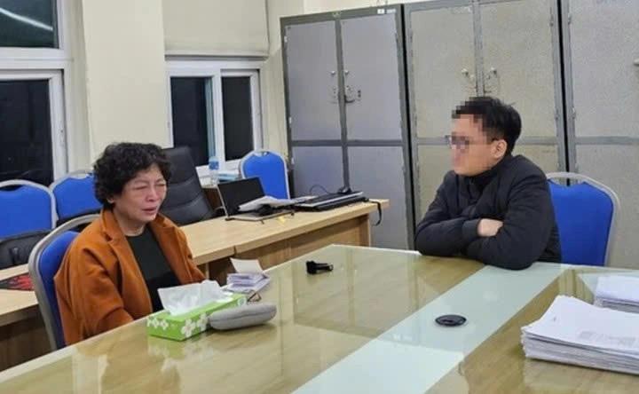 Bị can Phạm Thị Hòa (ngồi bên trái). Ảnh: Công an cung cấp.