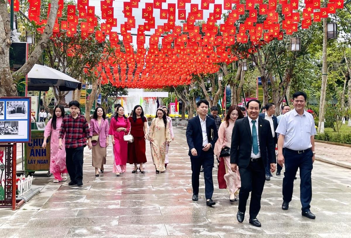 Du khách tham quan Khu di tích Quốc gia đặc biệt Kim Liên.