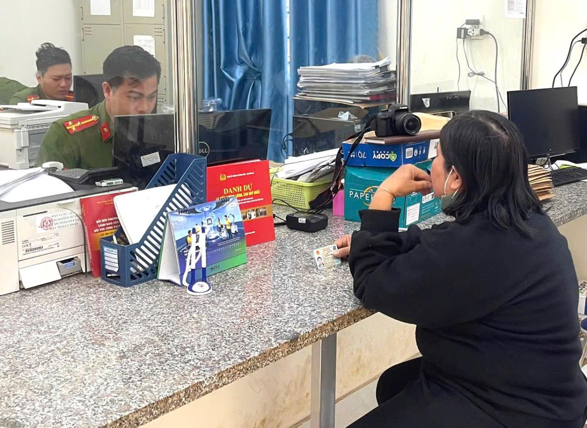 Công an xã Đắk Song trao biển số xe cho người dân