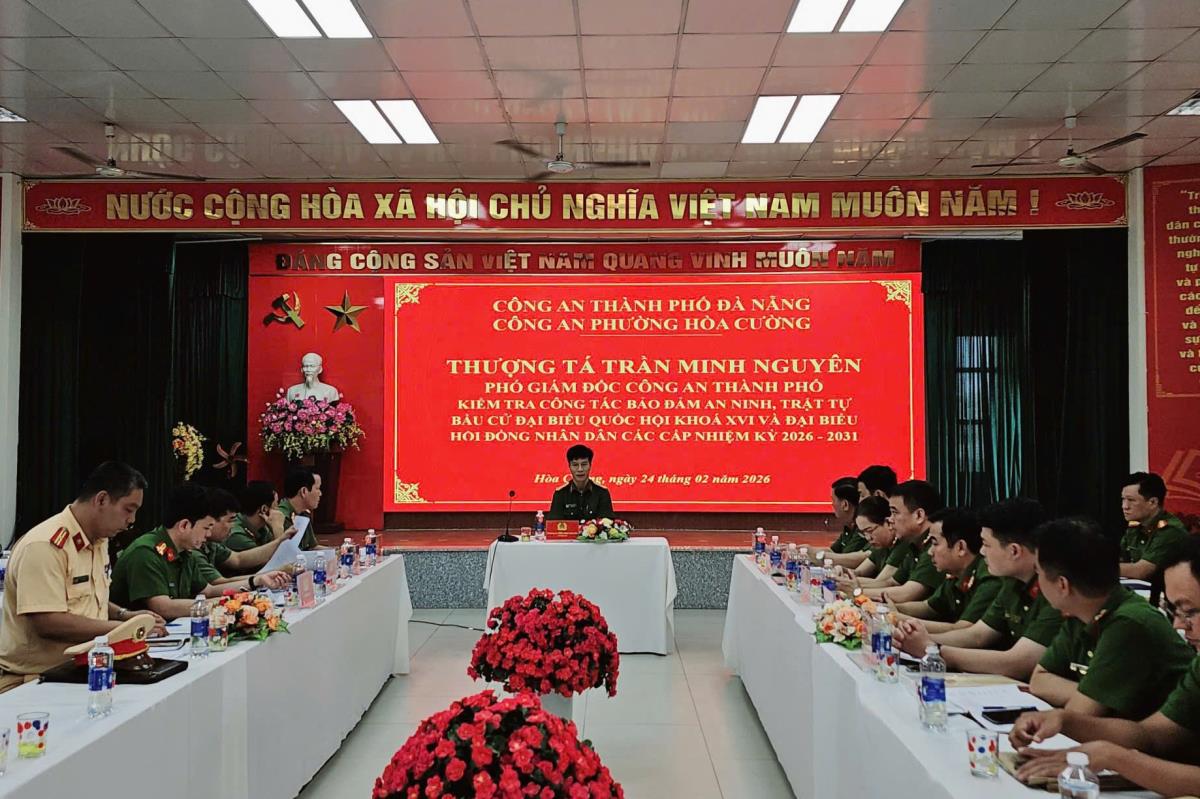 Thượng tá Trần Minh Nguyên chủ trì buổi kiểm tra.