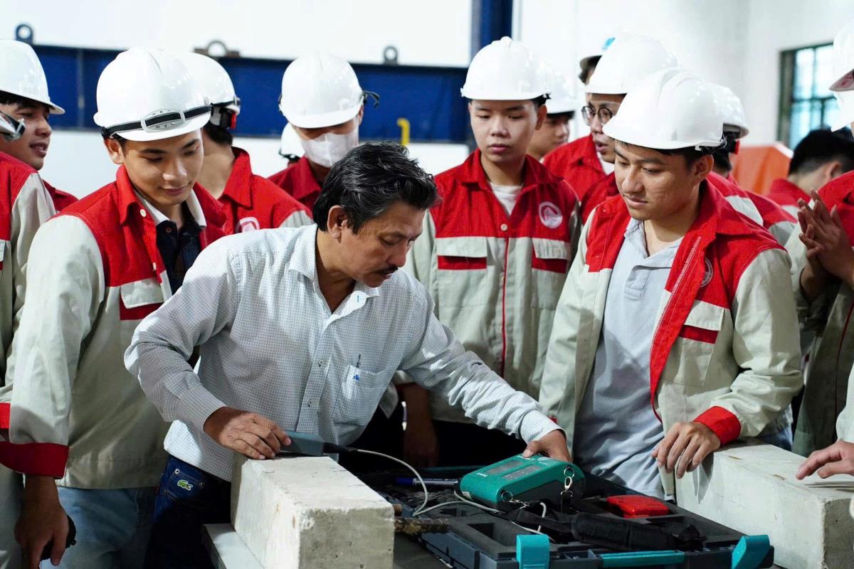 Sinh viên Trường ĐHBK-ĐHĐN trong giờ học thực hành.