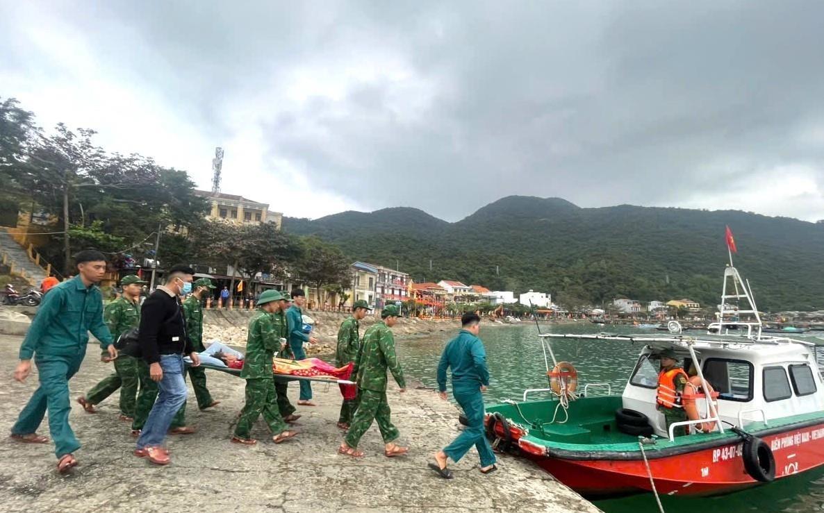 Lực lượng BĐBP Cù Lao Chàm hỗ trợ đưa bệnh nhân vào bờ cấp cứu.