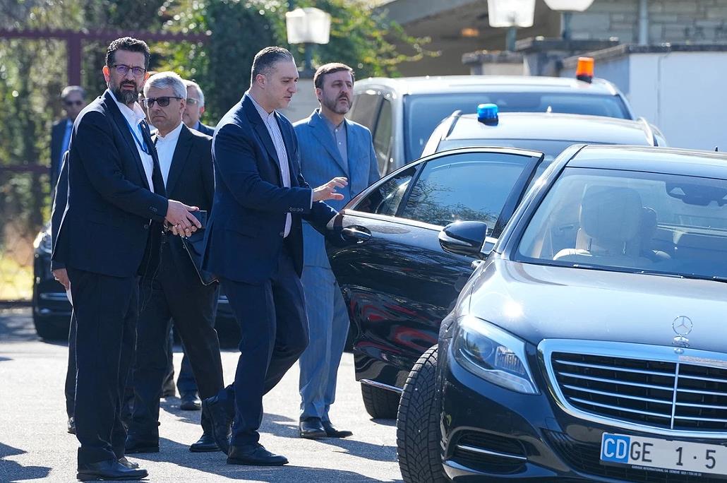 Phái đoàn Iran khởi hành đến địa điểm đàm phán với Mỹ tại Geneva (Thụy Sĩ) ngày 26-2. Ảnh: WANA.