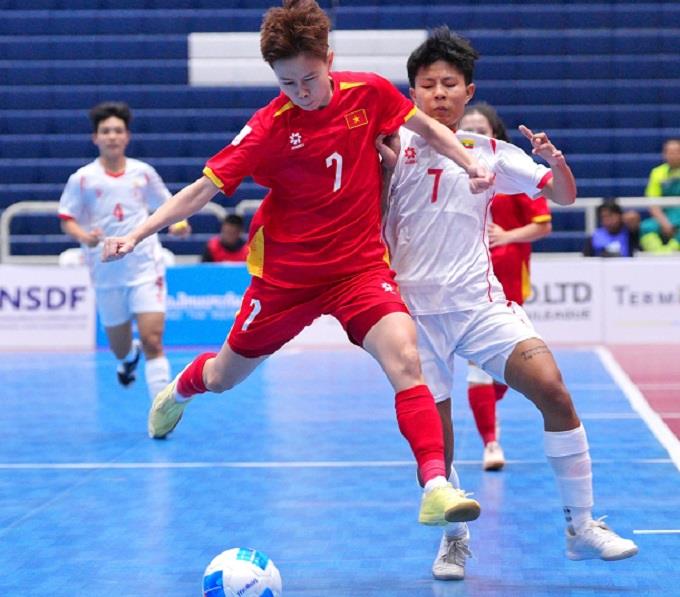 Đội tuyển futsal nữ Việt Nam (áo sẫm) là đương kim vô địch của giải đấu.