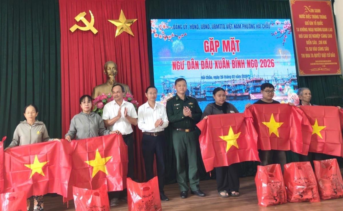 Bộ đội biên phòng tặng cờ Tổ quốc cho ngư dân