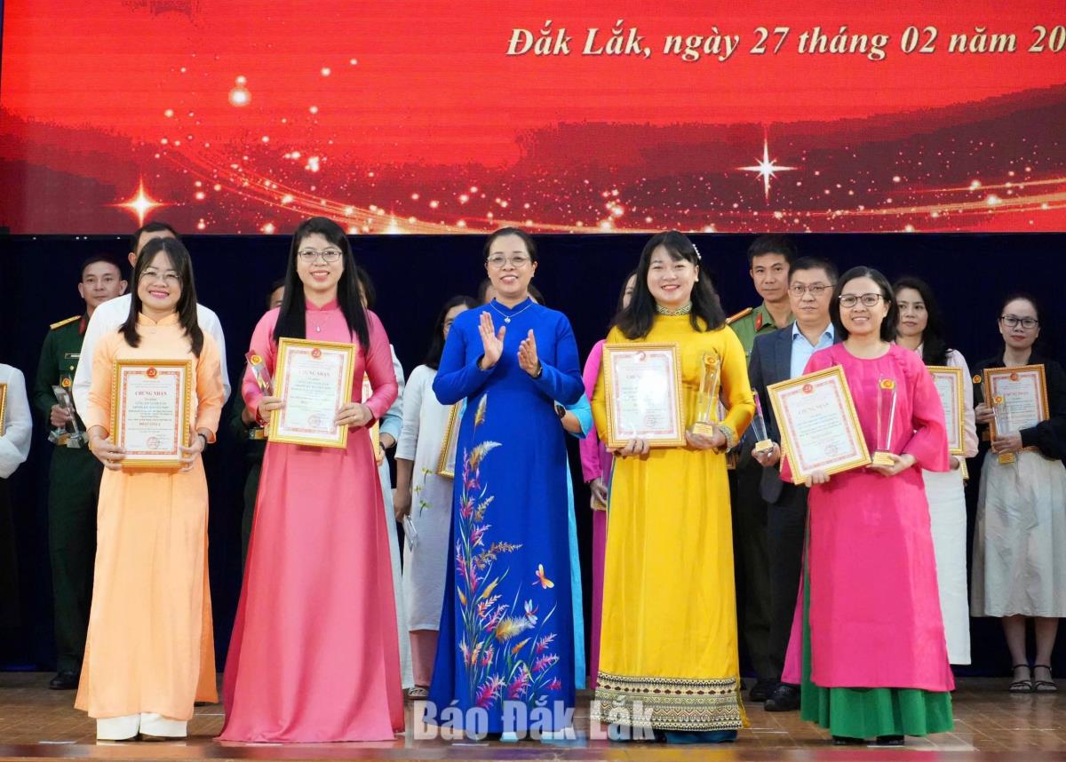 Phó Bí thư Tỉnh ủy Huỳnh Thị Chiến Hòa trao giải A cho các tác giả. (Ảnh: BĐL)