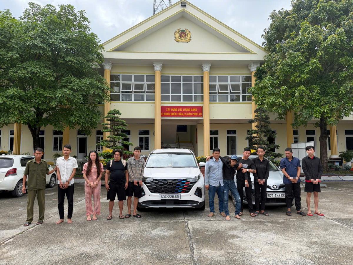 Nhóm gây ra vụ việc và hai tô tô liên quan vụ việc tại cơ quan điều tra - Ảnh: PC02