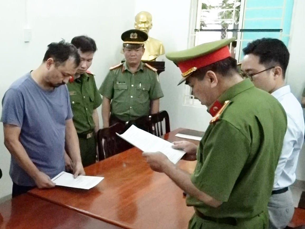 Công an tỉnh Khánh Hòa tống đạt các quyết định đối với Nurlybekov Kairat (bìa trái).