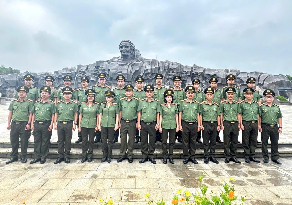 Thanh tra Công an TP Đà Nẵng sinh hoạt chính trị về nguồn, tri ân các Anh hùng liệt sỹ và Mẹ Việt Nam Anh hùng