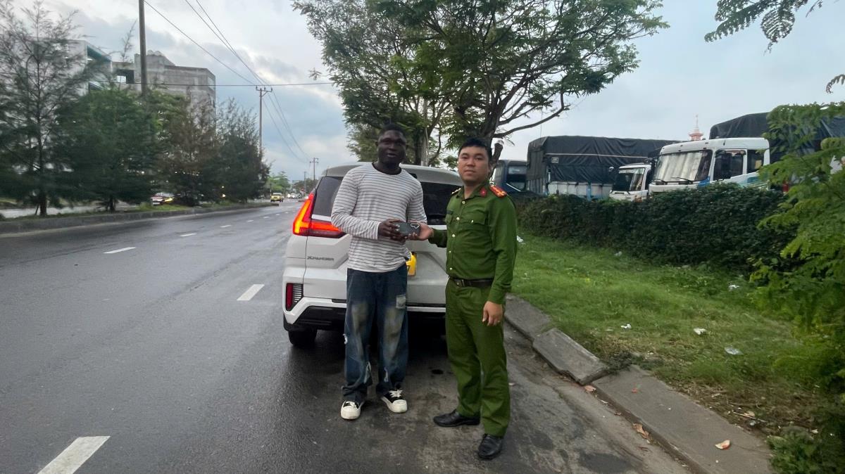 Tài xế Nguyễn Hữu Thanh cùng vị khách quốc tịch Nigieria.