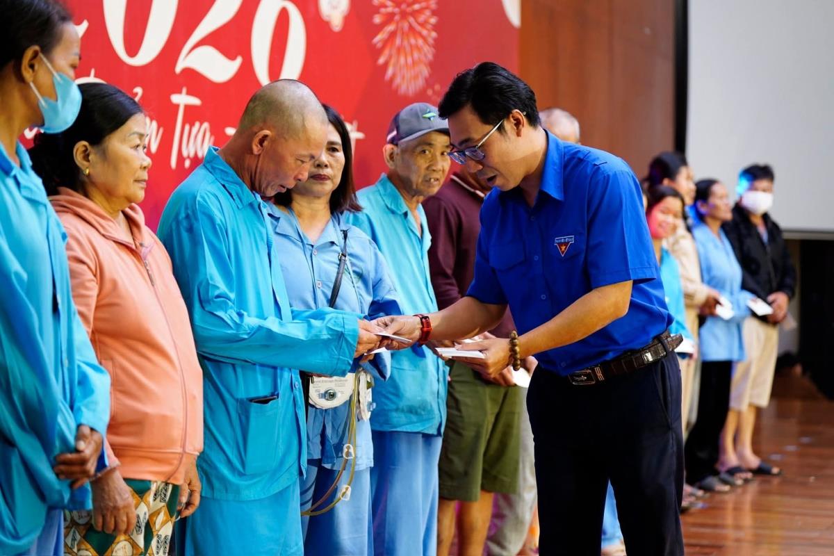 Trao quà Tết, gói và nấu bánh tét cùng bệnh nhân ung thư.