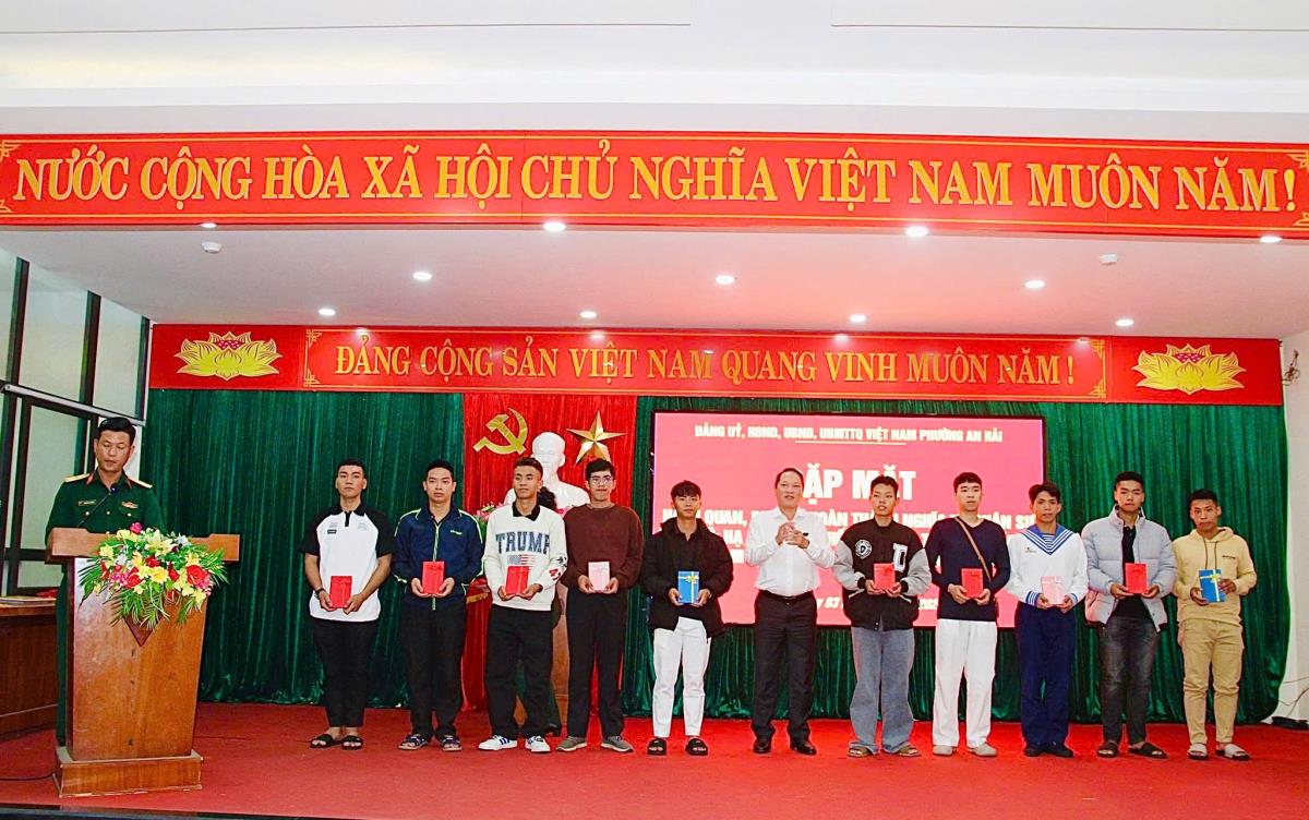 Lãnh đạo Phường trao tặng quà cho các quân nhân xuất ngủ