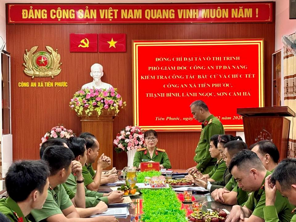 Đại tá Võ Thị Trinh nghe lãnh đạo Công an các địa phương báo cáo tình hình an ninh trật tự.