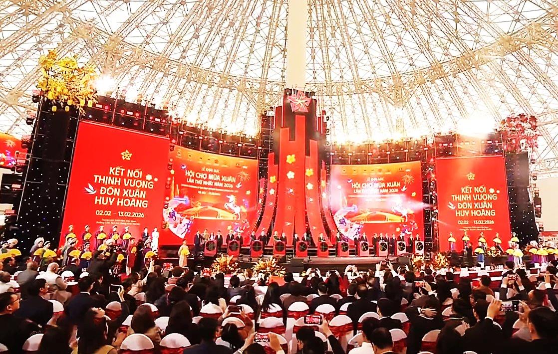 Phó Chủ tịch UBND TP Đà Nẵng Trần Chí Cường và các quan khách tham quan gian hàng sản phẩm sâm Ngọc Linh (TP Đà Nẵng).