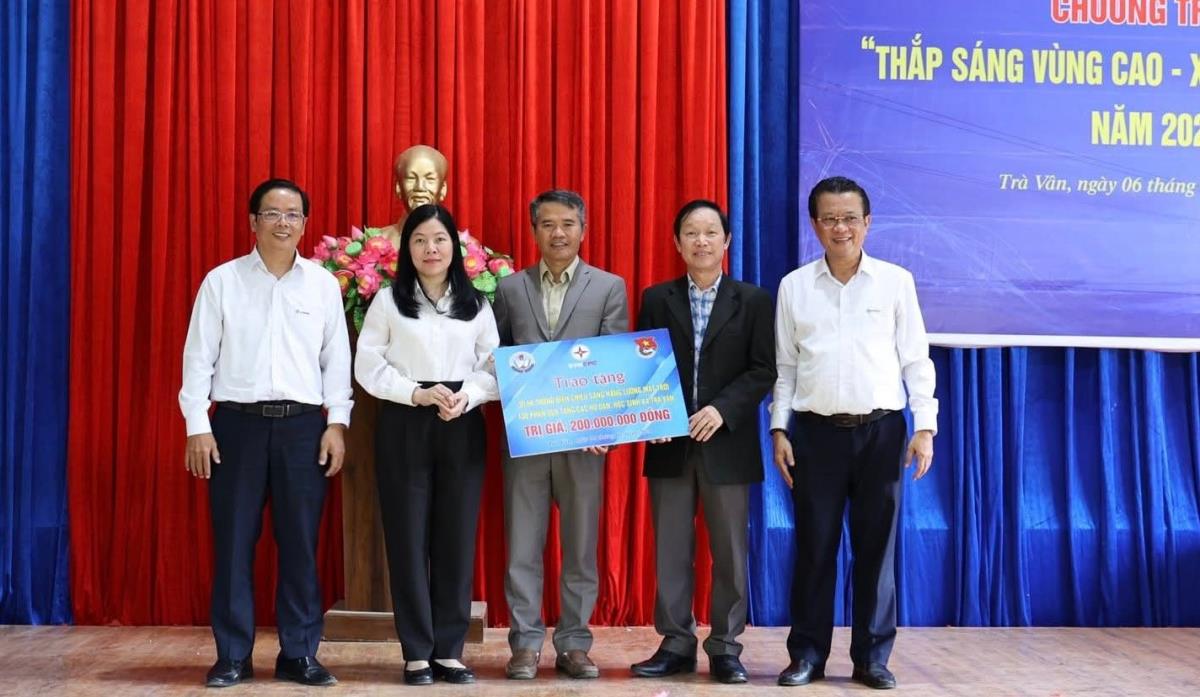 Hệ thống chiếu sáng năng lượng mặt trời được lắp đặt tại các tuyến đường xã Trà Vân.