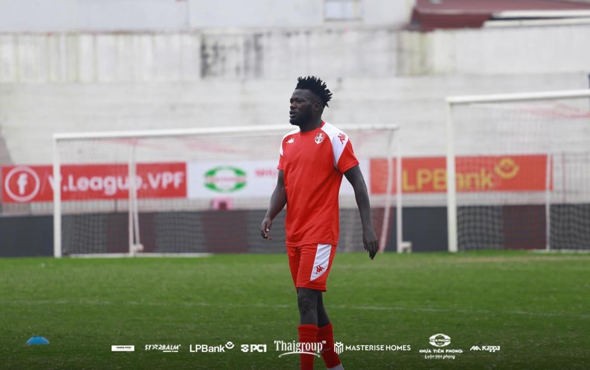 Moses Oloya đang thử việc tại Hải Phòng.