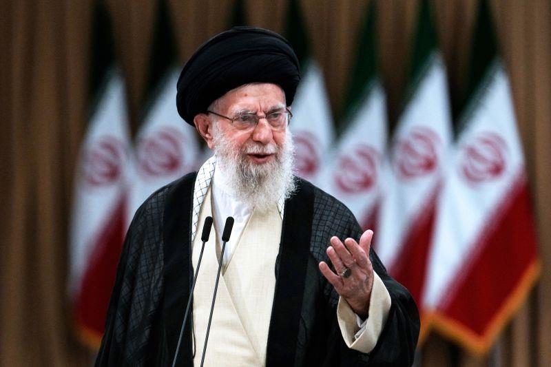 Người dân tưởng niệm Lãnh tụ Tối cao Iran Ayatollah Ali Khamenei. Ảnh: AFP