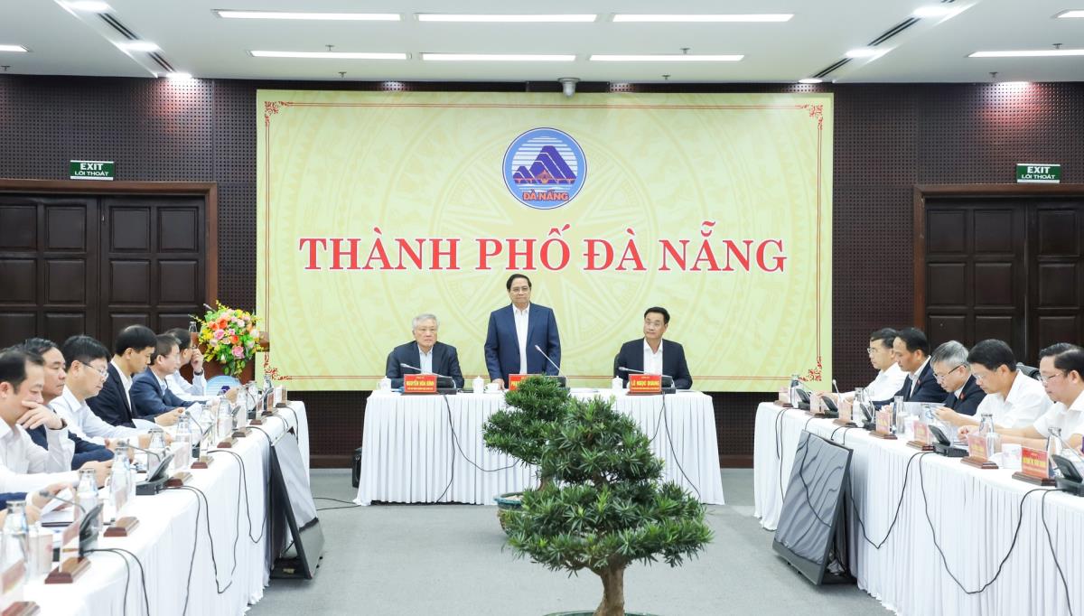 Lãnh đạo thành phố, các bộ, ngành Trung ương chụp ảnh lưu niệm với Thủ tướng Chính phủ.