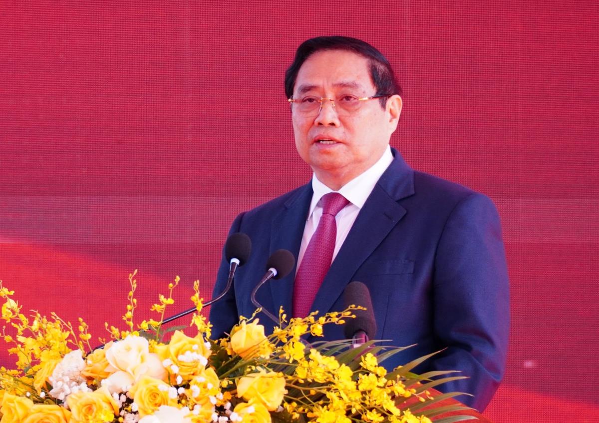 Thủ tướng Phạm Minh Chính và các đại biểu trồng cây tại Khu lưu niệm Thủ tướng Phạm Văn Đồng