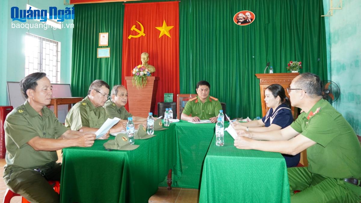 Công an xã An Phú và Tổ bảo vệ an ninh trật tự thôn 9 triển khai công tác tuần tra, kiểm soát .