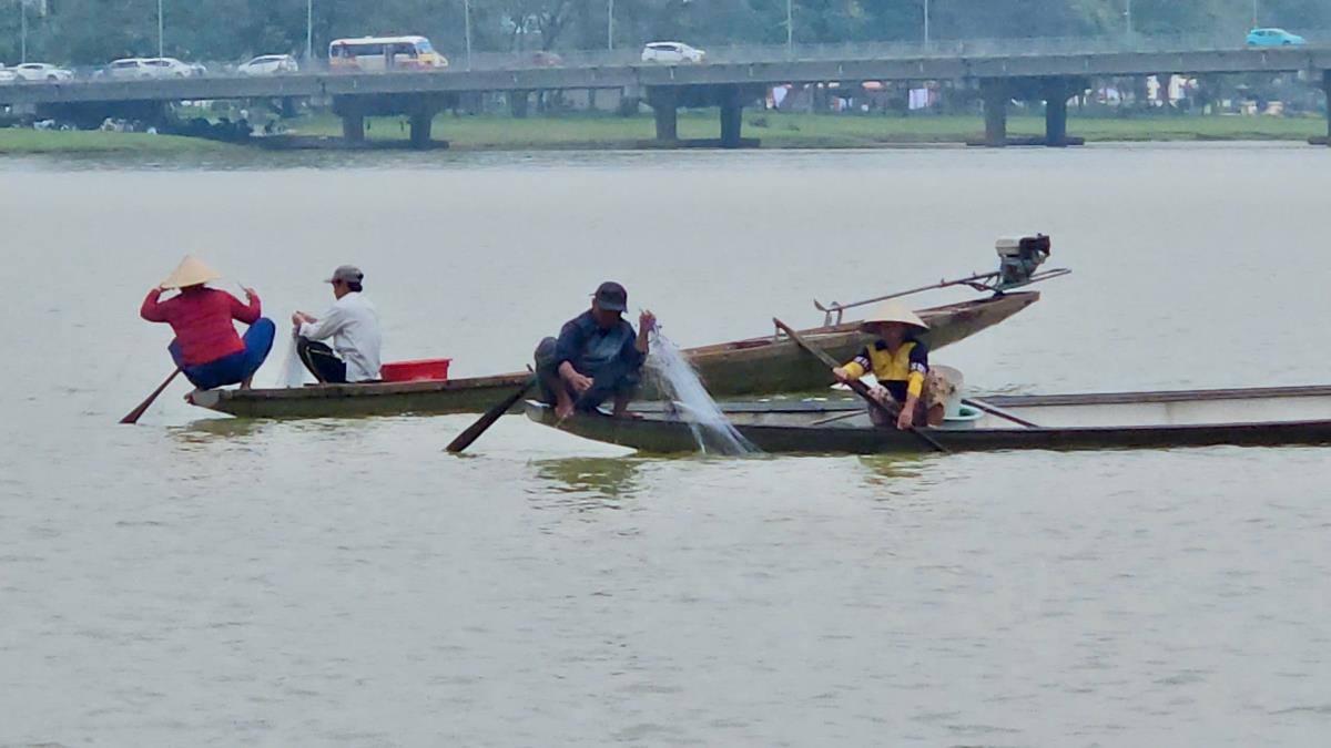 Khu vực sắp bị cấm khai thác thủy sản trên sông Hương.