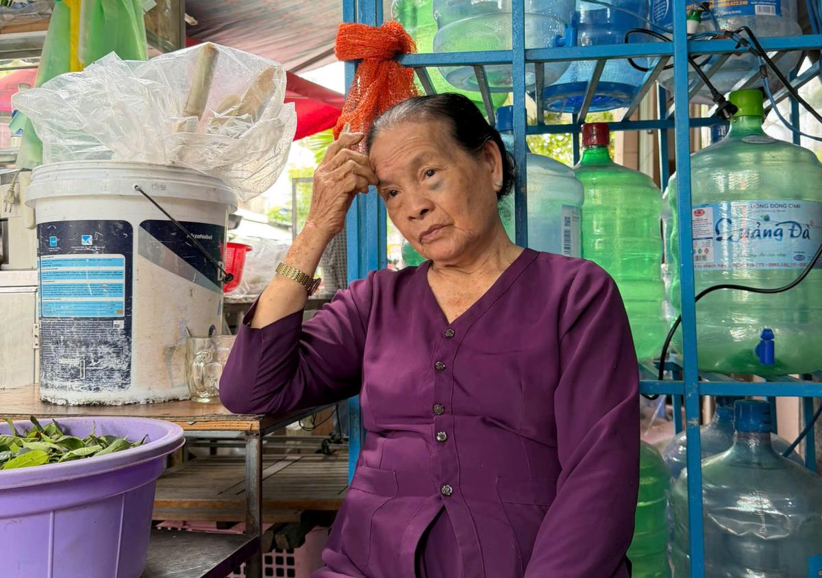 Mẹ Huỳnh Thị Kế dù đã 93 tuổi nhưng vẫn nhớ như in những kỷ niệm về đứa con trai duy nhất hy sinh khi bảo vệ chủ quyền biển đảo thiêng liêng của Tổ quốc.