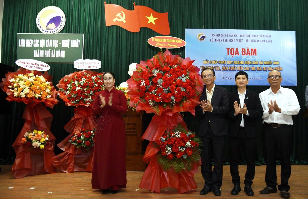 Phó Chủ tịch UBND TP Đà Nẵng Nguyễn Thị Anh Thi tặng hoa chúc mừng văn nghệ sĩ thành phố.