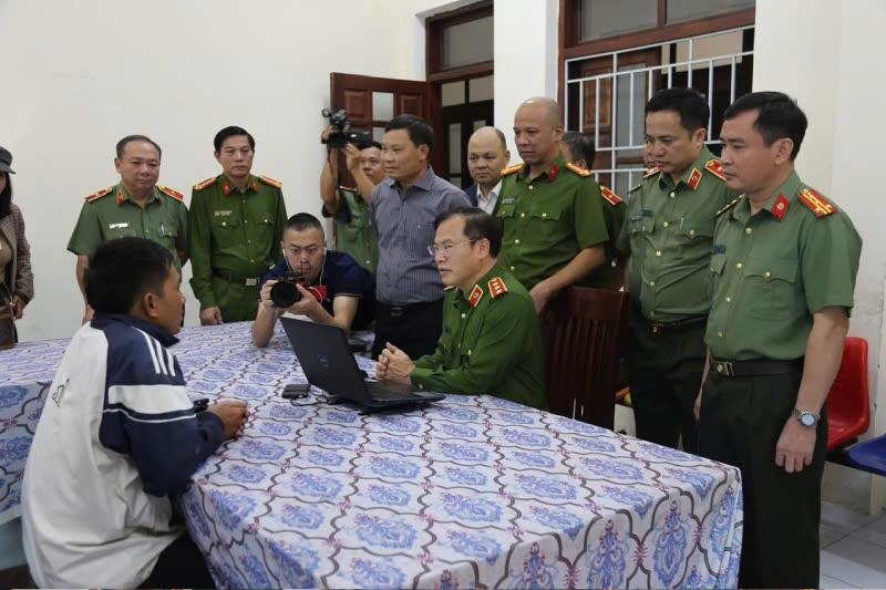 Hai đối tượng Phạm Anh Tài, Lê Văn Ân và hình ảnh lúc gây ra vụ cướp ngân hàng chiều 16-1-2026.