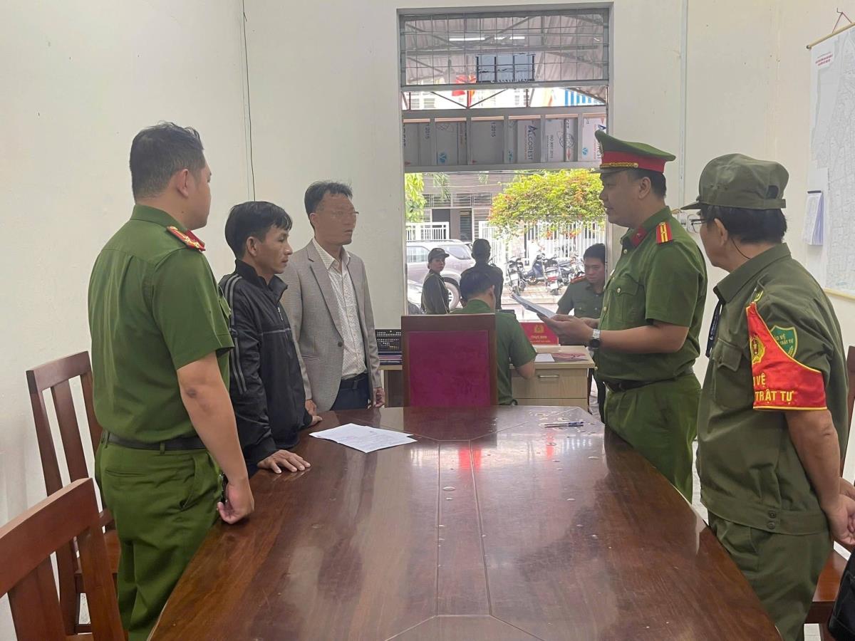 Cơ quan Công an khởi tố bị can đối với Nguyễn Văn Hải (đứng thứ 2, bên trái).