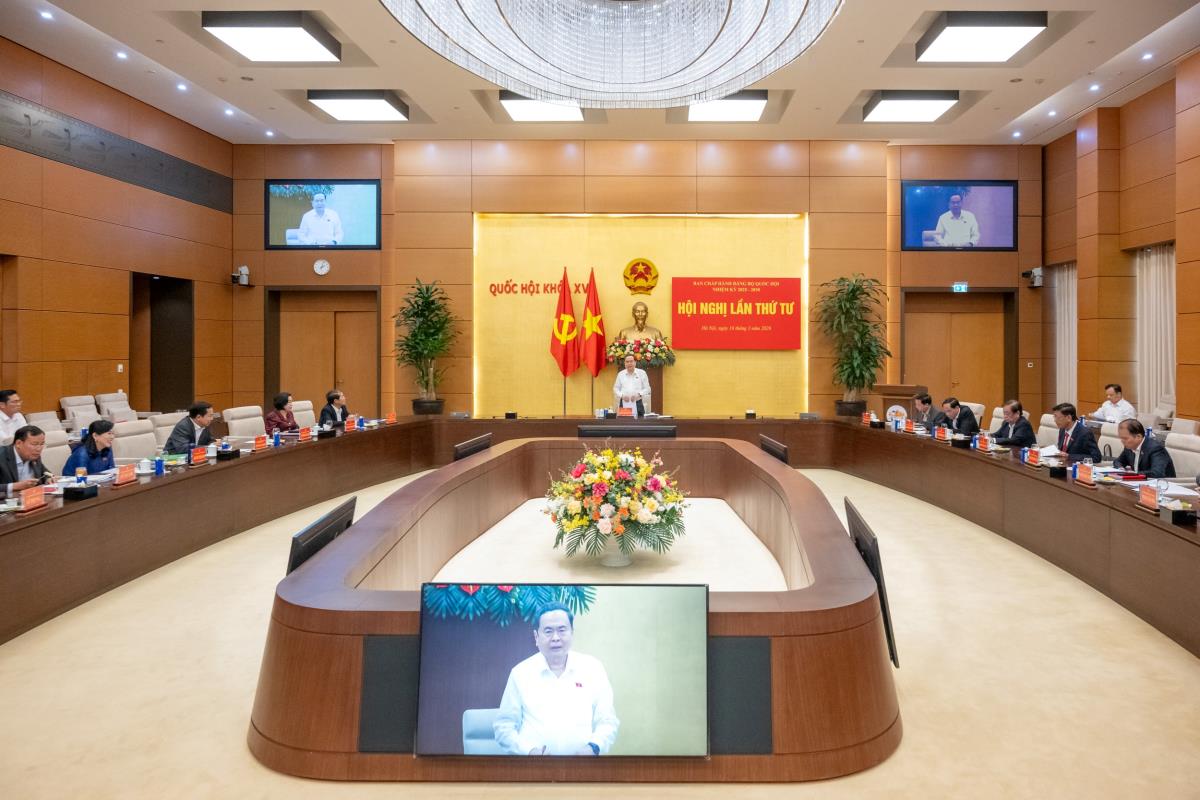 Bí thư Đảng ủy Quốc hội, Chủ tịch Quốc hội Trần Thanh Mẫn trao Bằng khen của Ban Thường vụ Đảng ủy Quốc hội tặng cho các cá nhân đạt danh hiệu “Hoàn thành xuất sắc nhiệm vụ” 5 năm liền 2021 - 2025 gồm: Phó Chủ tịch Quốc hội Trần Quang Phương; Phó Chủ tịch Quốc hội Vũ Hồng Thanh; Phó Chủ tịch Quốc hội Lê Minh Hoan; Phó Bí thư Đảng ủy Quốc hội Vũ Hải Hà; Phó Bí thư Đảng ủy Quốc hội Nguyễn Hồng Diên; Chủ tịch Hội đồng Dân tộc Lâm Văn Mẫn; Chủ nhiệm Ủy ban Khoa học, Công nghệ và Môi trường Nguyễn Thanh Hải.