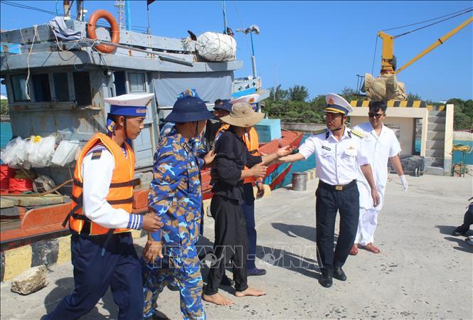 Đưa ngư dân gặp nạn vào đảo Song Tử Tây để điều trị gãy ngón tay do tai nạn lao động.