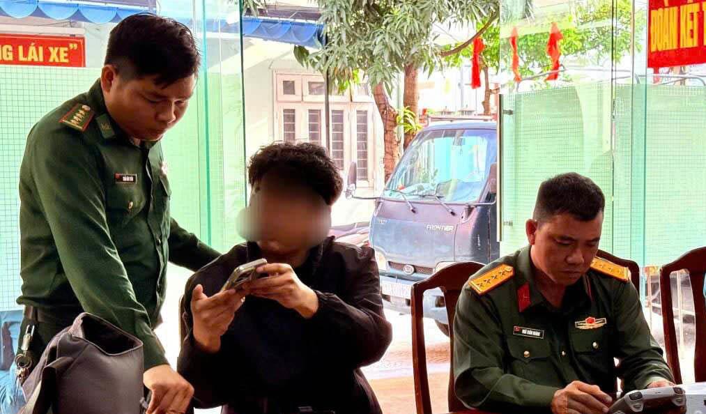 Lực lượng chức năng lập biên bản xử lý hành vi của ông Shen Aodi.