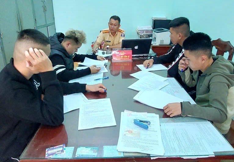 Nhóm thanh niên tại cơ quan Công an.