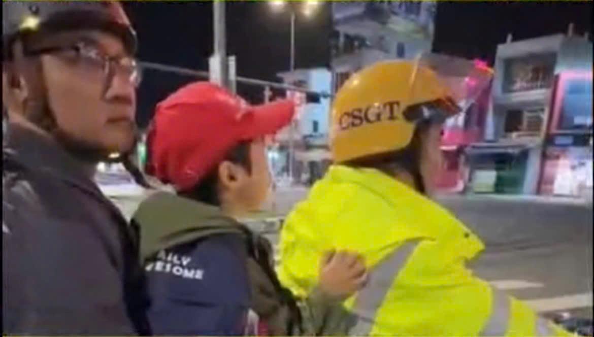 Cán bộ CSGT cùng người dân tìm kiếm và đưa cháu bé đi lạc về nhà an toàn.