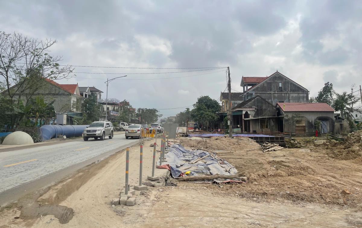 Dự án cải tạo, mở rộng Quốc lộ 46 đang chậm tiến độ, ảnh hưởng đến cuộc sống người dân.