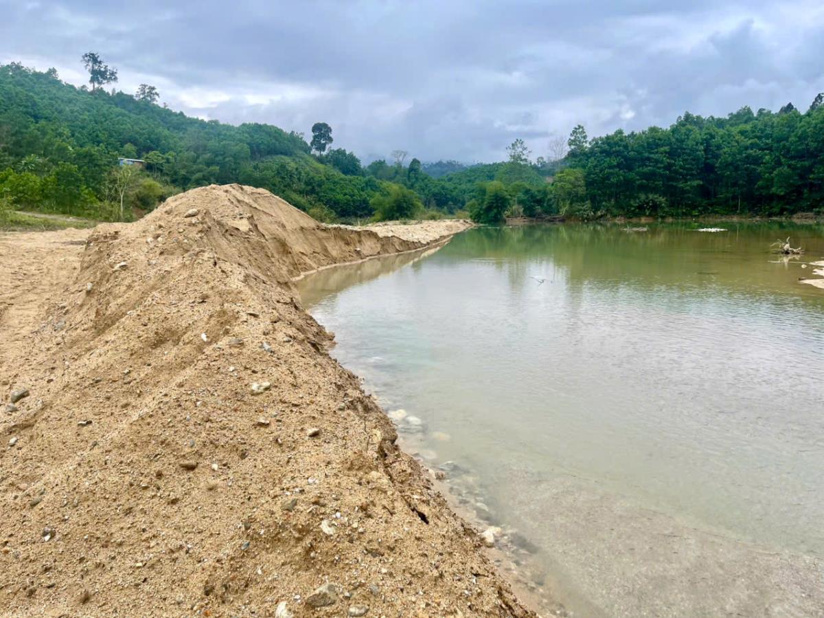 Hiện trường khu vực sông Nước Xa qua xã Trà Tân.