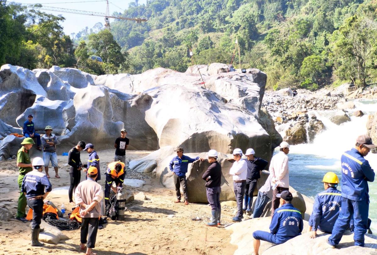 Huy động nhiều lực lượng, tìm thấy thi thể công nhân mất tích tại suối Đăk Mi