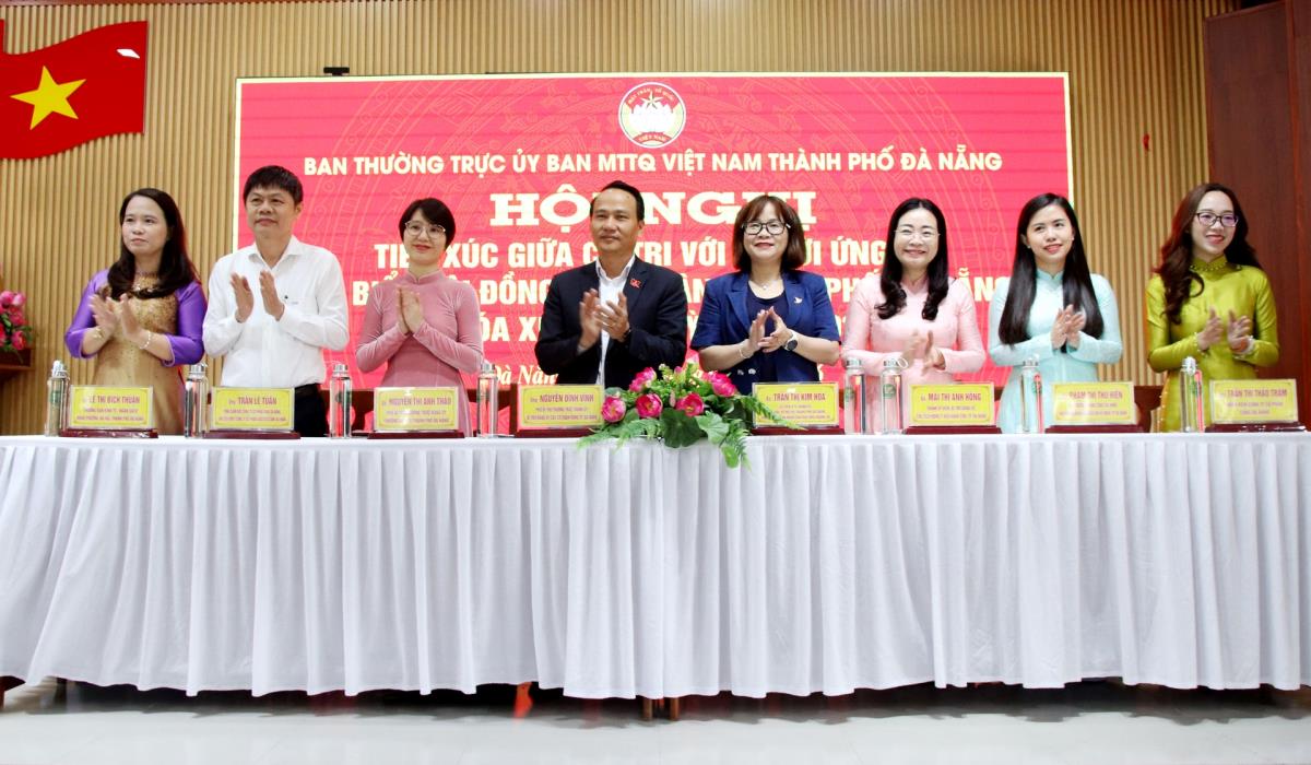 Phó Bí thư Thường trực Thành ủy Nguyễn Đình Vĩnh phát biểu với cử tri tại hội nghị.