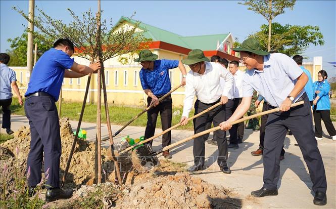 Đoàn Thanh niên UBND TP Đà Nẵng trao bảng tượng trưng các phần việc thực hiện trong “Tháng Thanh niên” năm 2026 tại xã Đắc Pring. (Ảnh: BĐN)