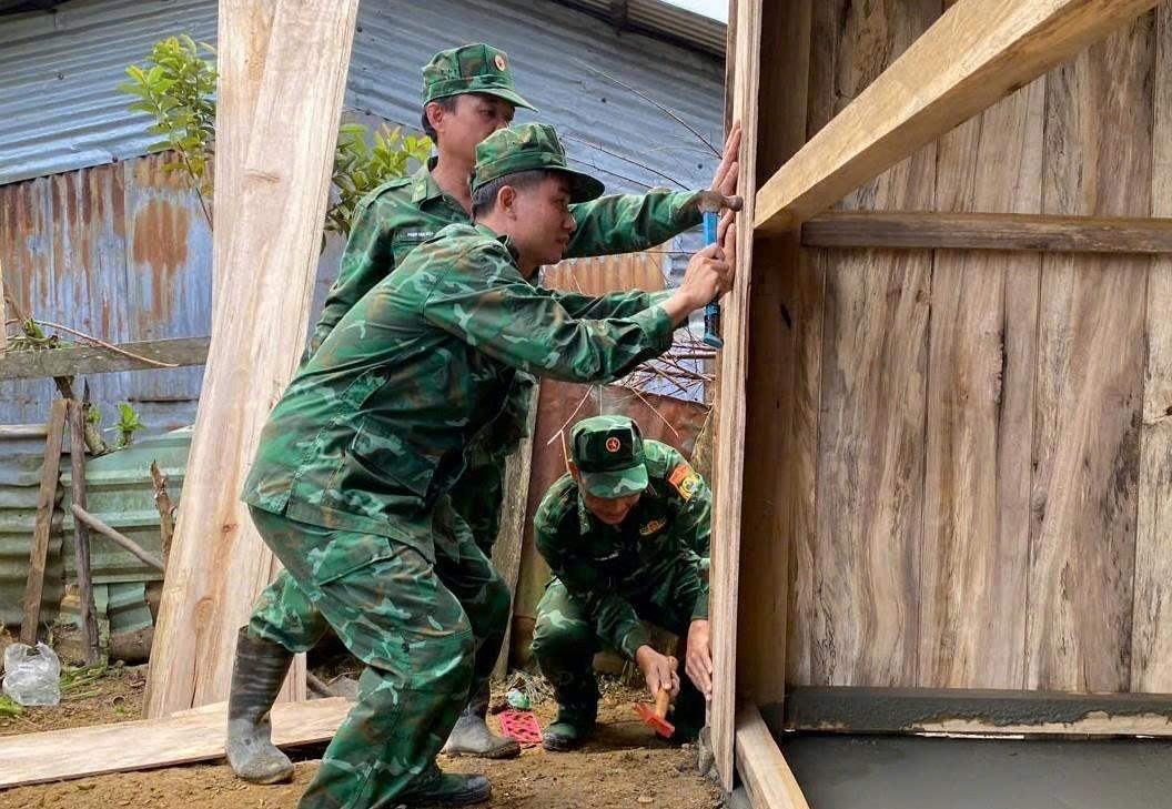 Niềm vui được nhận quà từ ĐBP Ga Ry của nhân dân các bản giáp biên Lào nhân dịp Tết Bunpimay 2025.