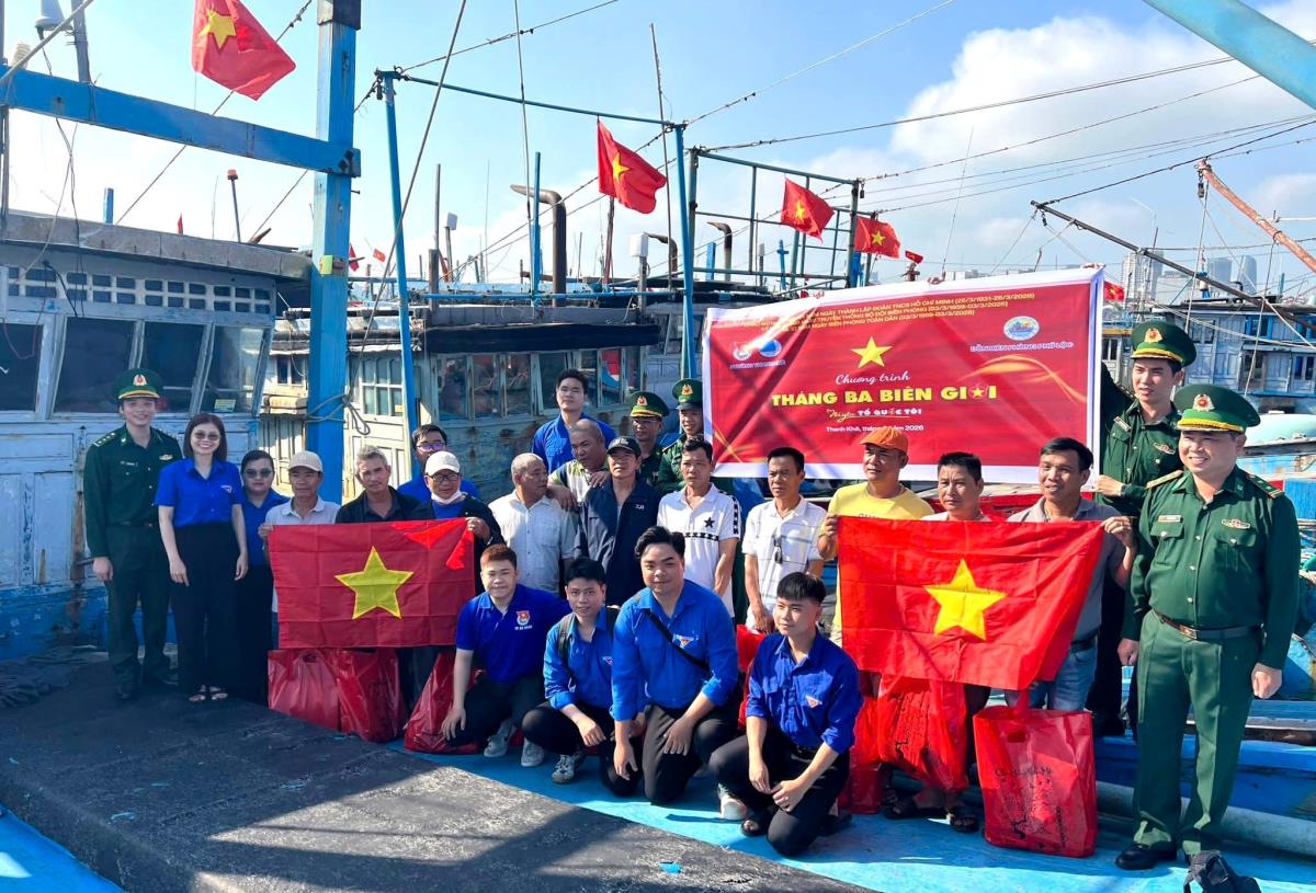 Hai đơn vị tặng Cờ và quà cho bà con ngư dân Thanh Khê.