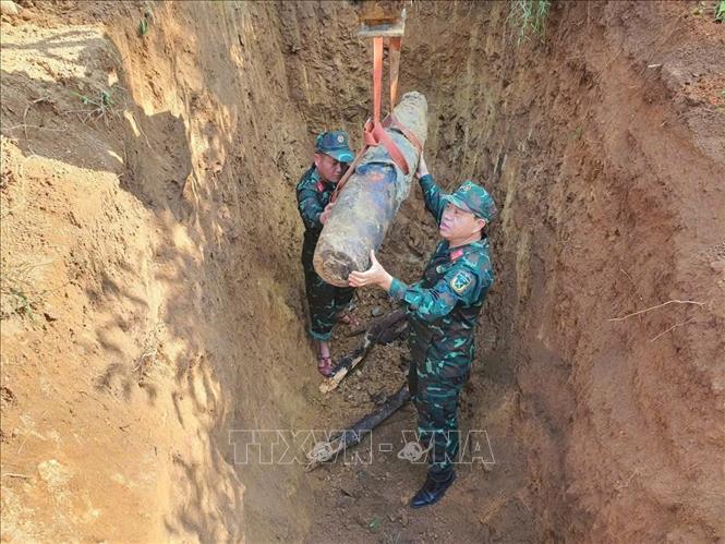 Lực lượng chức năng tiến hành hủy nổ thành công, đảm bảo an toàn về người, tài sản.