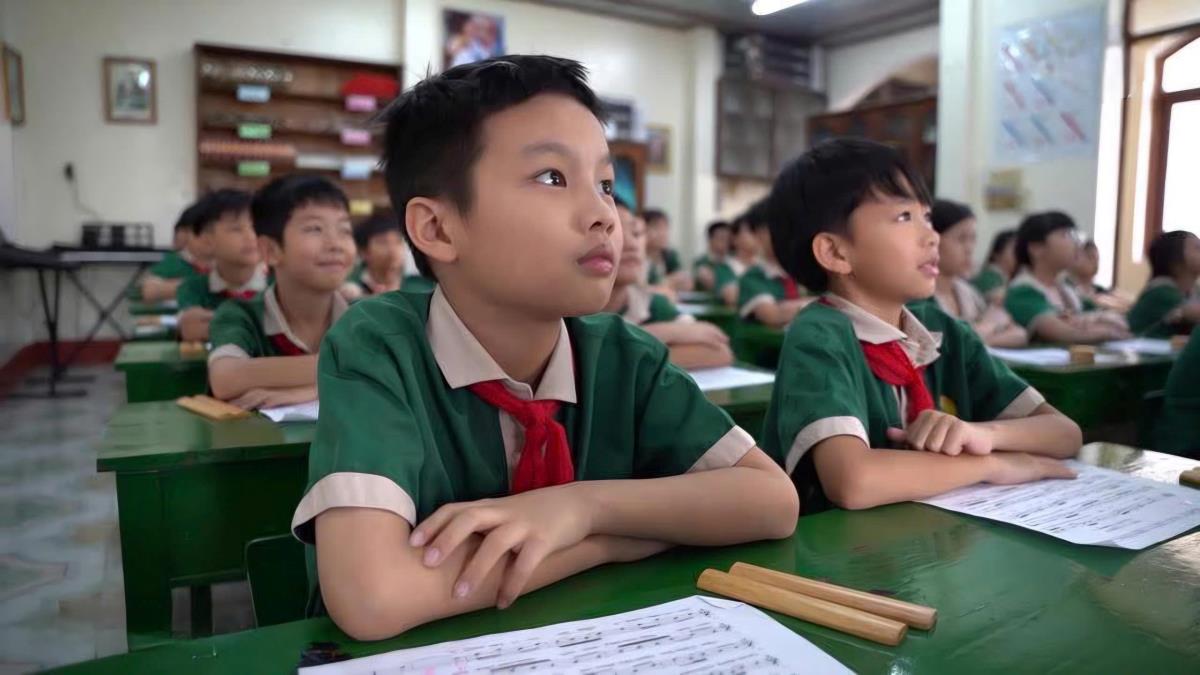 Các em học sinh trường tiểu học Lê Lợi rất chăm chú, thích thú trong tiết học ca Huế.