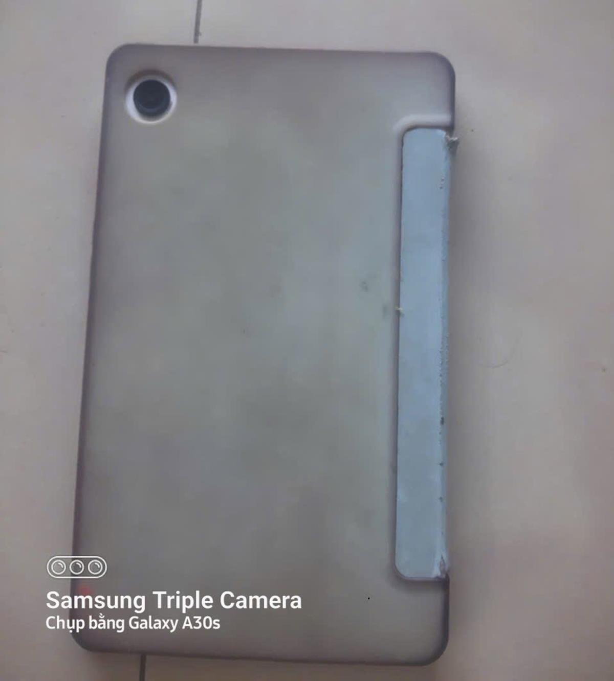 Chiếc iPad anh Lệ nhặt được.