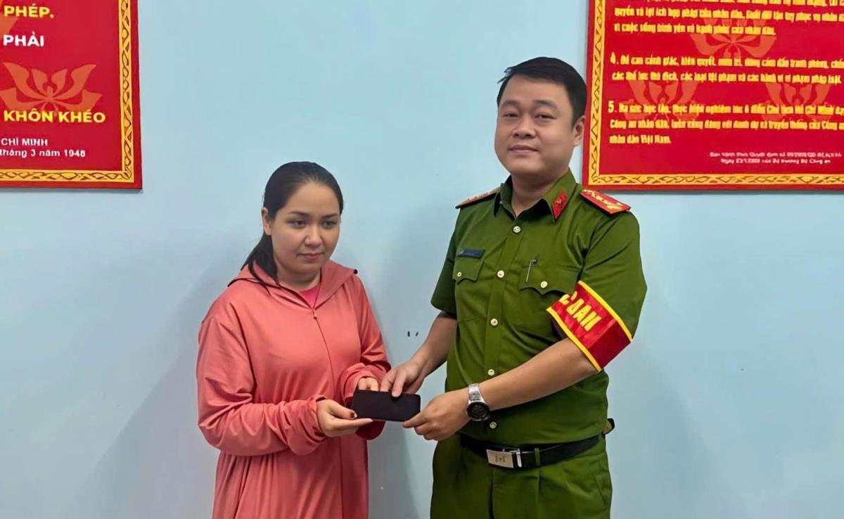 Chị Diệu nhận lại tài sản bị đánh rơi.